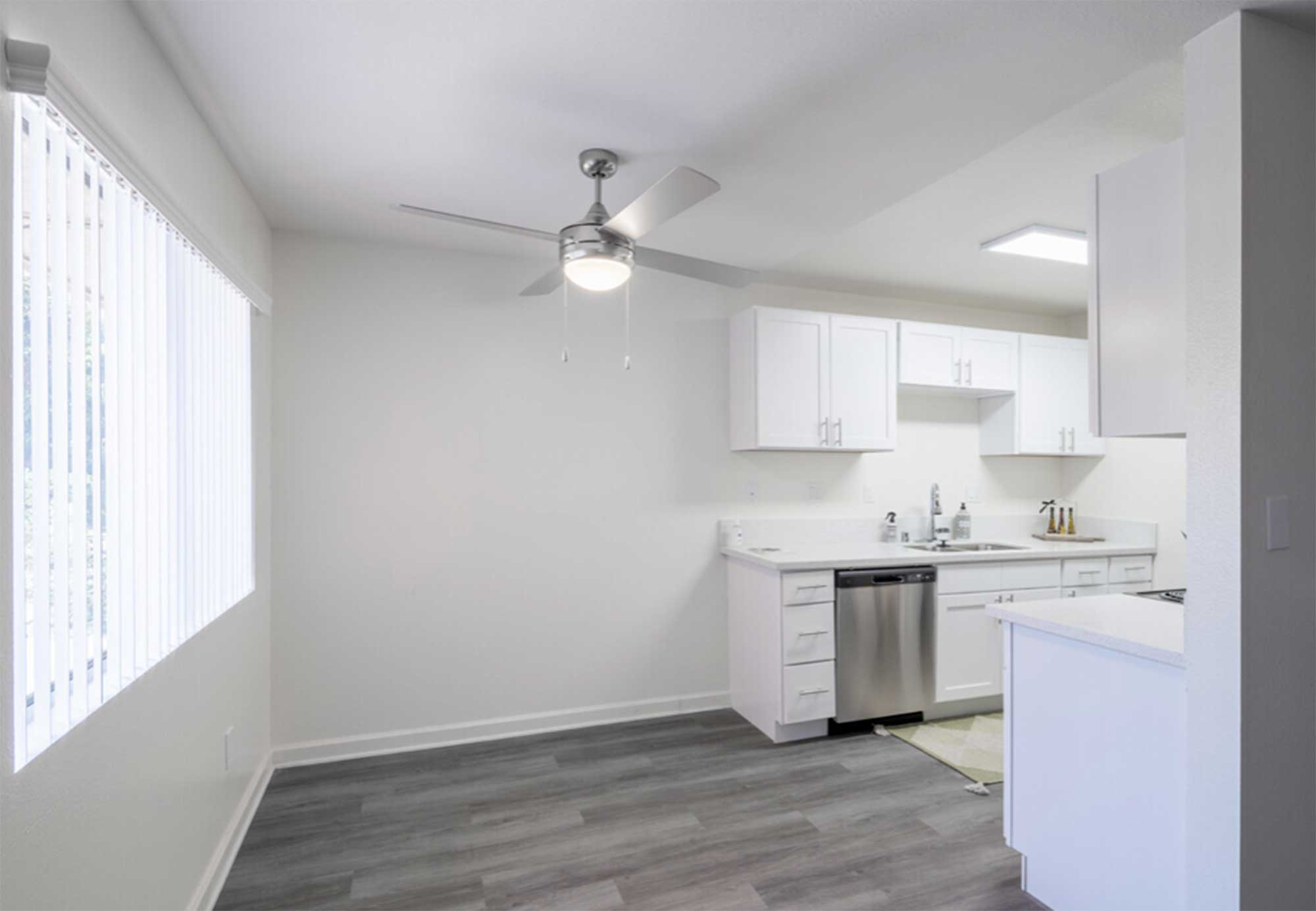 Knolls on Elm Apartments dining room