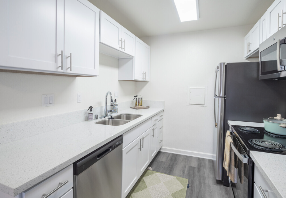 Knolls on Elm Apartments kitchen